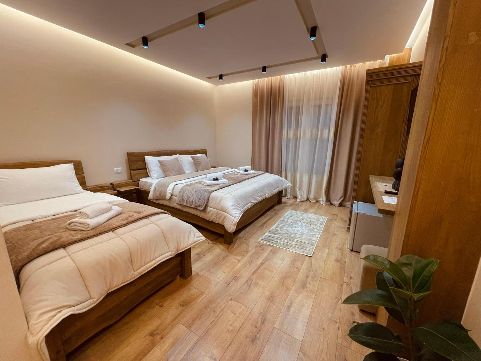 Vila Alpini Razëm Exteriér fotografie