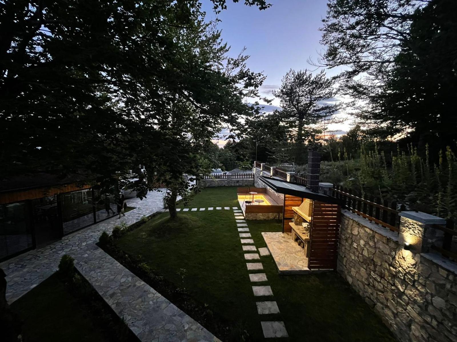 Vila Alpini Razëm Exteriér fotografie
