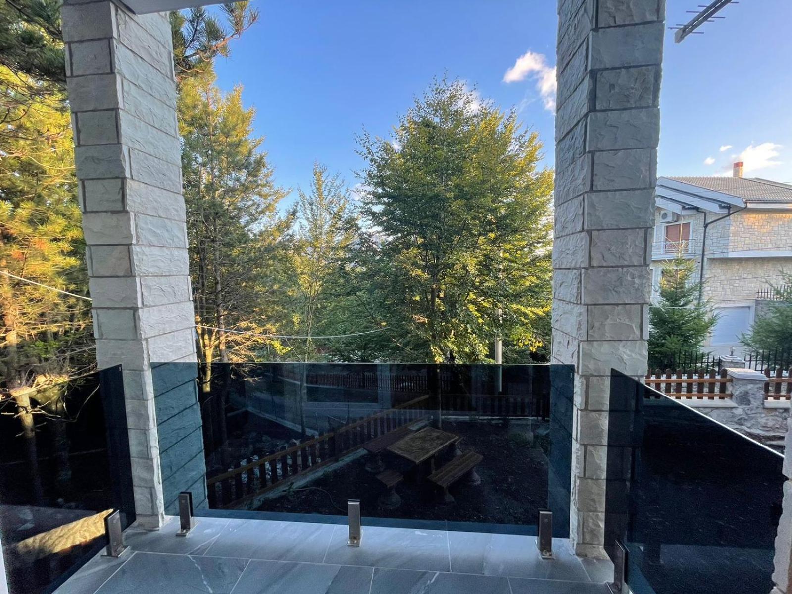 Vila Alpini Razëm Exteriér fotografie